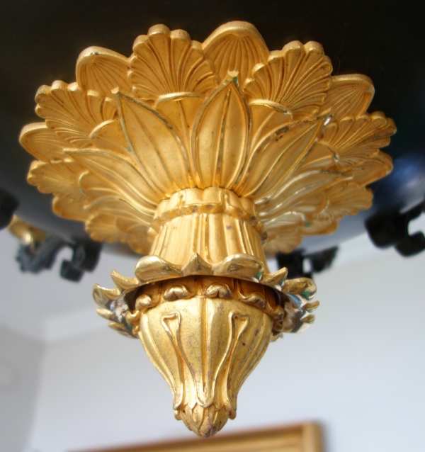 Grand lustre Empire en lampe antique à 12 feux, bronze doré au mercure & patiné, début XIXe