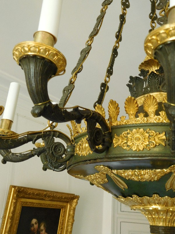 Grand lustre à 12 feux d'époque Empire en bronze patiné et doré, début XIXe