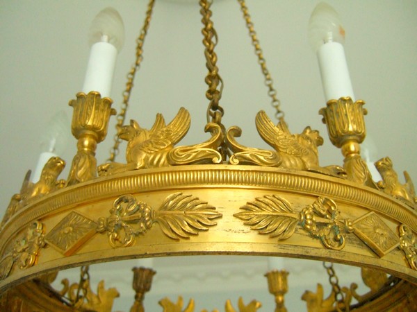 Lustre Empire en bronze ciselé et doré au mercure, aux sphinges, aigles et couronne comtale