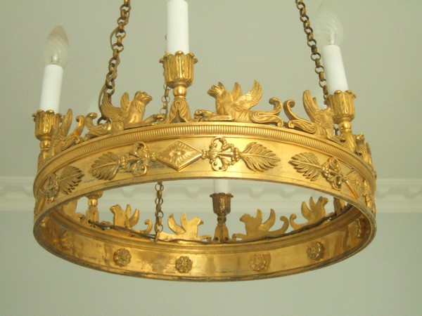 Lustre Empire en bronze ciselé et doré au mercure, aux sphinges, aigles et couronne comtale