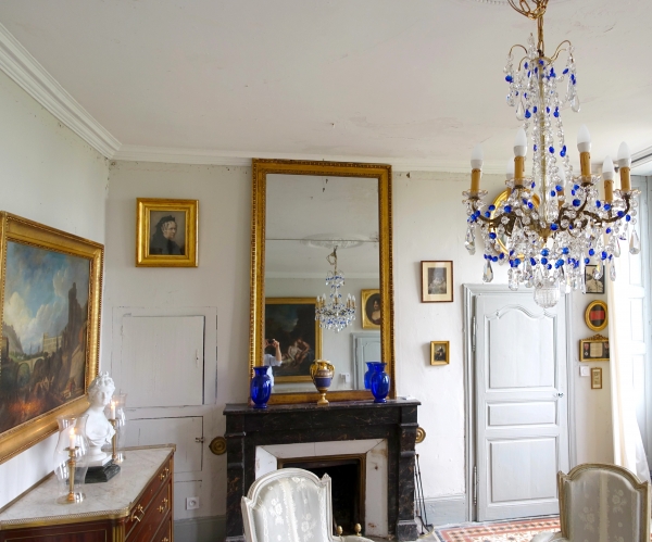 Lustre 8 feux en cristal de Baccarat blanc et bleu cobalt - style Louis XVI