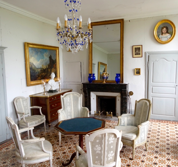 Lustre 8 feux en cristal de Baccarat blanc et bleu cobalt - style Louis XVI