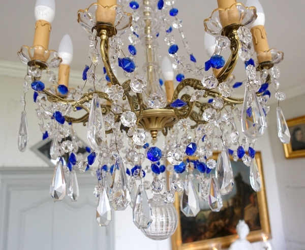 Lustre 8 feux en cristal de Baccarat blanc et bleu cobalt - style Louis XVI