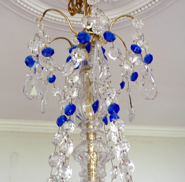 Lustre 8 feux en cristal de Baccarat blanc et bleu cobalt - style Louis XVI