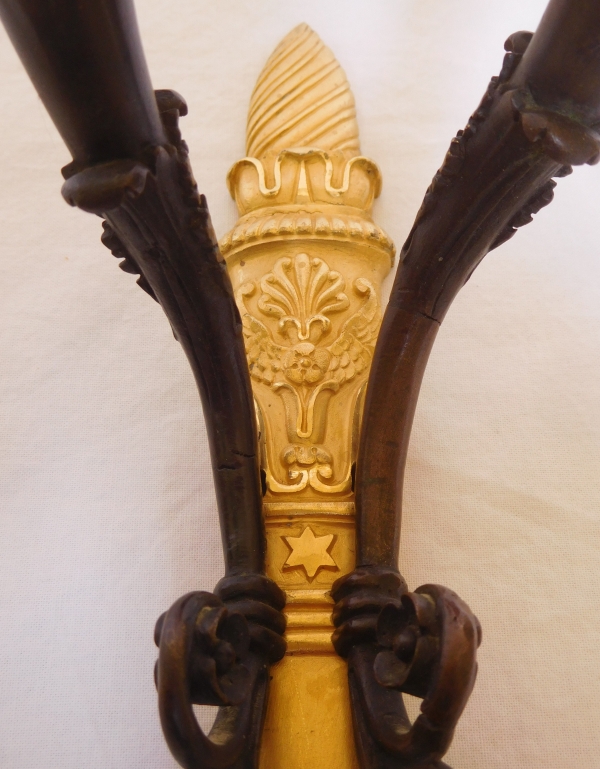 Paire d'appliques Empire, bras de lumière, bronze doré et patiné attribuée à Thomire