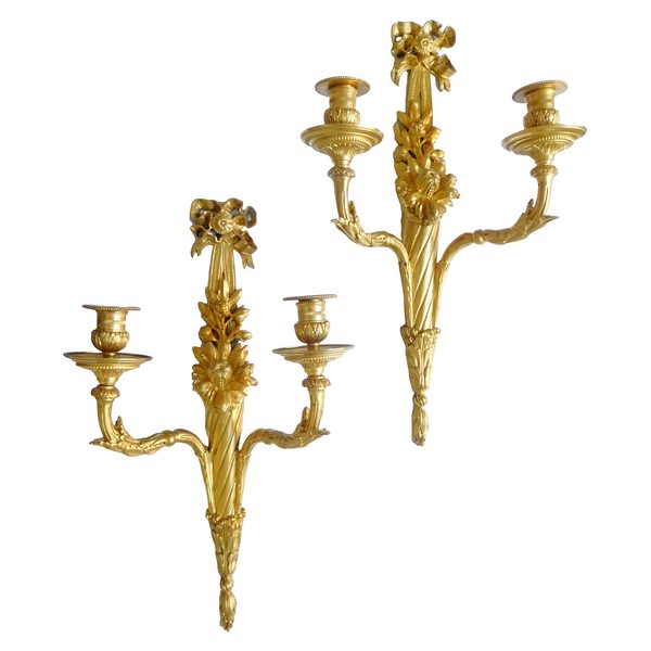 Paire de grandes appliques de style Louis XVI en bronze ciselé et doré, époque XIXe - 48cm