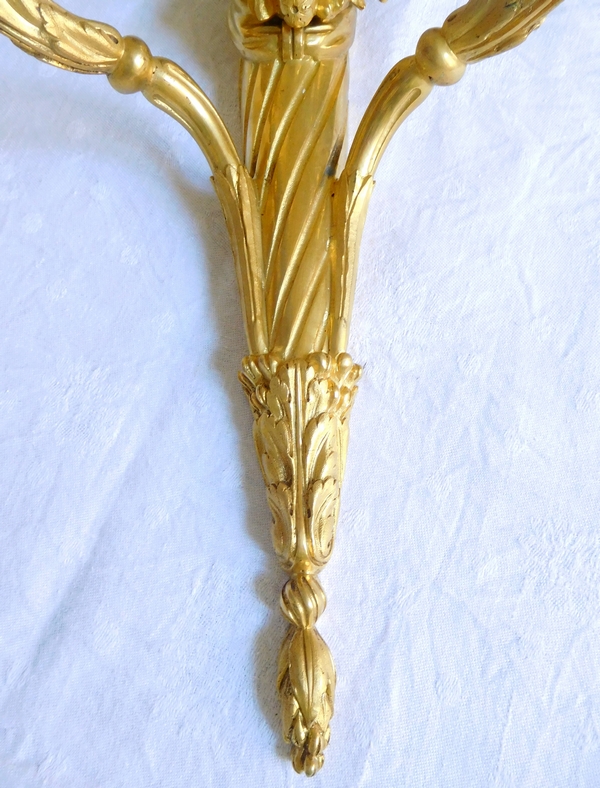 Paire de grandes appliques de style Louis XVI en bronze ciselé et doré, époque XIXe - 48cm