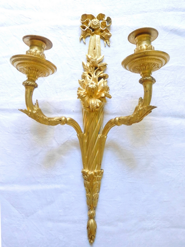 Paire de grandes appliques de style Louis XVI en bronze ciselé et doré, époque XIXe - 48cm