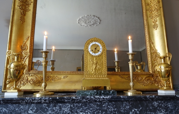 Ravrio : paire de flambeaux bougeoirs Empire en bronze doré variante Château de Fontainebleau