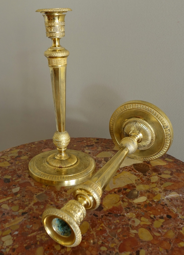 Ravrio : paire de flambeaux bougeoirs Empire en bronze doré variante Château de Fontainebleau