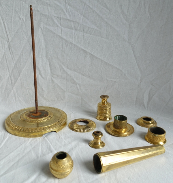 Ravrio : paire de flambeaux bougeoirs Empire en bronze doré variante Château de Fontainebleau
