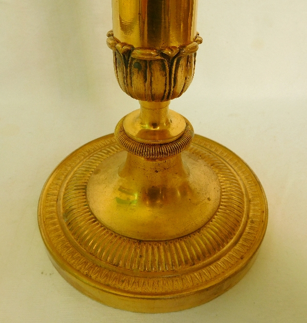 Paire de flambeaux / bougeoirs Empire Restauration en bronze doré - 28cm