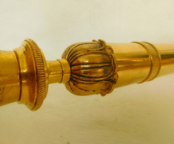 Paire de flambeaux / bougeoirs Empire Restauration en bronze doré - 28cm