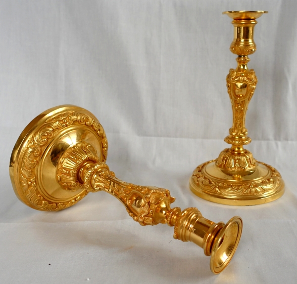 Paire de bougeoirs en bronze ciselé et doré de style Louis XIV Régence