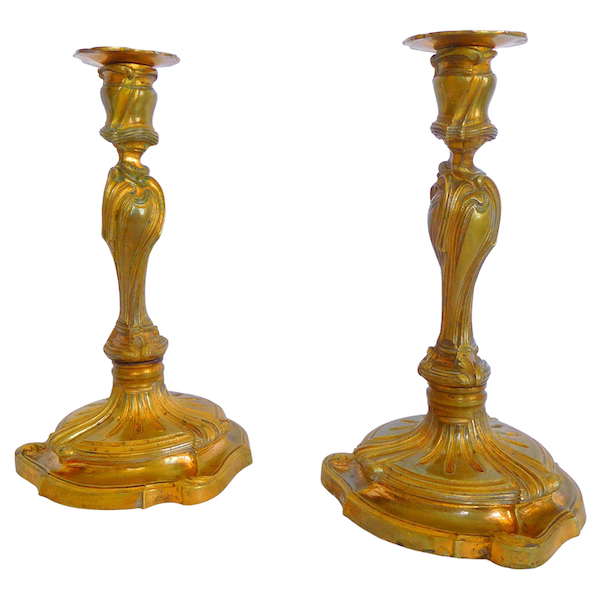 Paire de bougeoirs flambeaux en bronze doré Rocaille style Louis XV - XIXe siècle