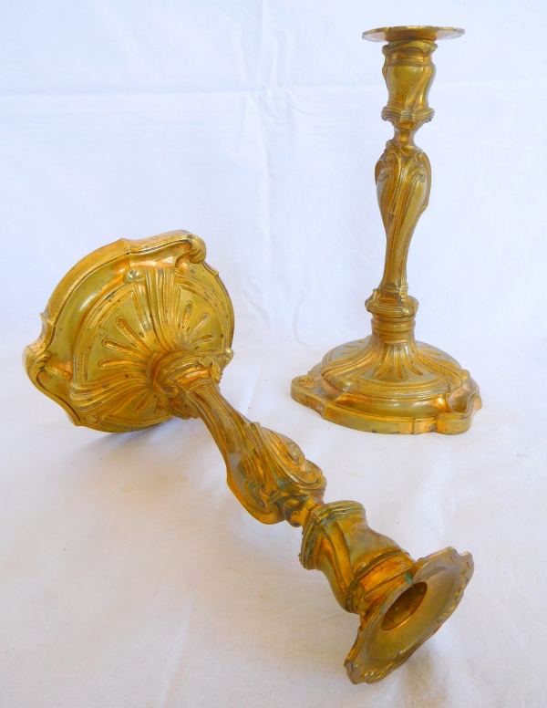Paire de bougeoirs flambeaux en bronze doré Rocaille style Louis XV - XIXe siècle
