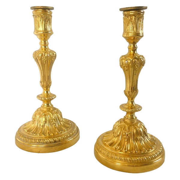 Paire de bougeoirs d'époque Louis XVI en bronze ciselé et doré à l'or fin