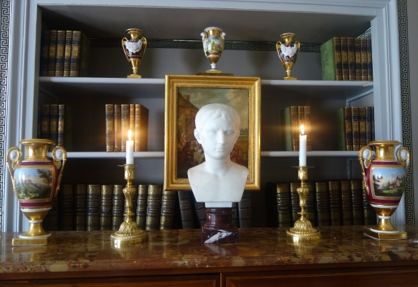 Paire de bougeoirs d'époque Louis XVI en bronze ciselé et doré à l'or fin