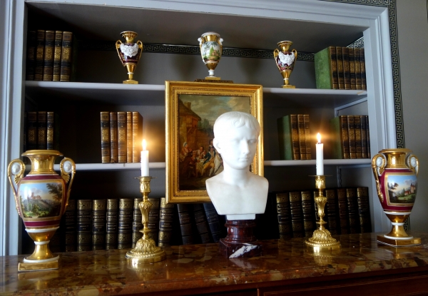Paire de bougeoirs d'époque Louis XVI en bronze ciselé et doré à l'or fin