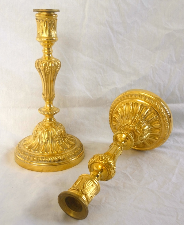 Paire de bougeoirs d'époque Louis XVI en bronze ciselé et doré à l'or fin