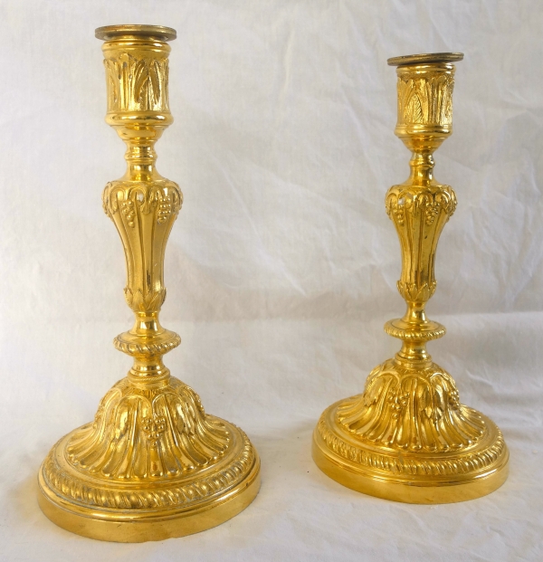 Paire de bougeoirs d'époque Louis XVI en bronze ciselé et doré à l'or fin