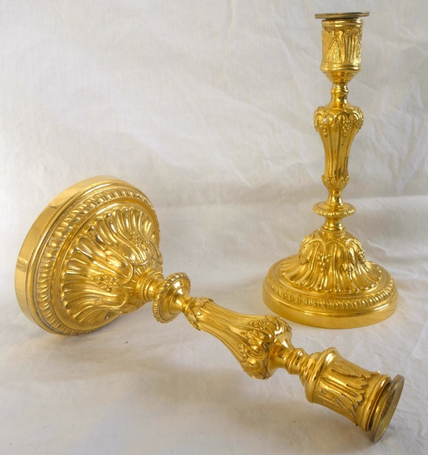 Paire de bougeoirs d'époque Louis XVI en bronze ciselé et doré à l'or fin