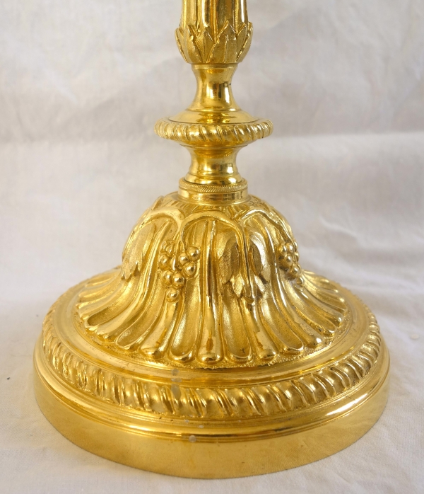 Paire de bougeoirs d'époque Louis XVI en bronze ciselé et doré à l'or fin