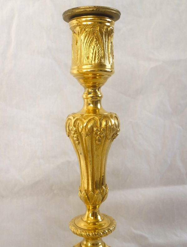 Paire de bougeoirs d'époque Louis XVI en bronze ciselé et doré à l'or fin