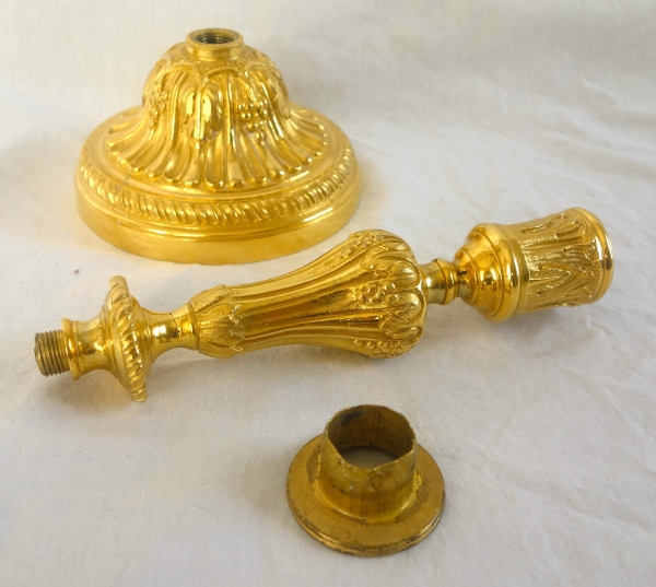 Paire de bougeoirs d'époque Louis XVI en bronze ciselé et doré à l'or fin