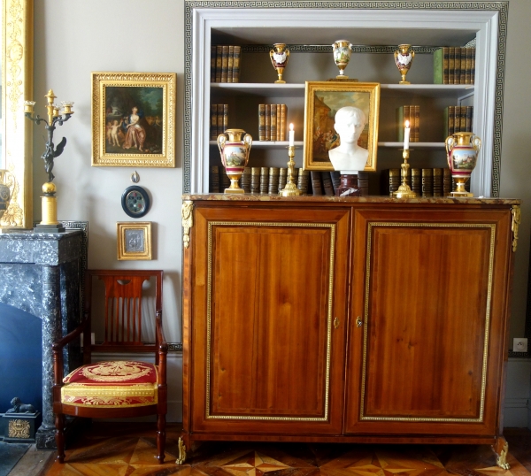 Paire de bougeoirs d'époque Louis XVI en bronze ciselé et doré à l'or fin