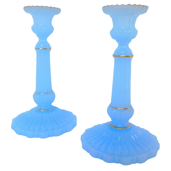 Paire de bougeoirs d'époque Charles X en opaline bleue et or - cristal de Baccarat