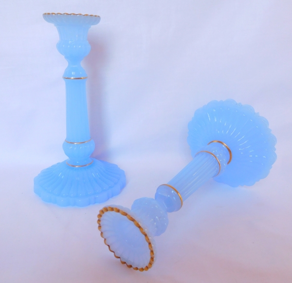 Paire de bougeoirs d'époque Charles X en opaline bleue et or - cristal de Baccarat