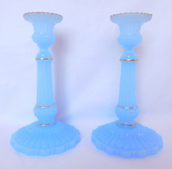 Paire de bougeoirs d'époque Charles X en opaline bleue et or - cristal de Baccarat