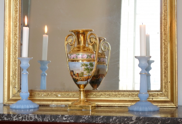 Paire de bougeoirs d'époque Charles X en opaline bleue et or - cristal de Baccarat