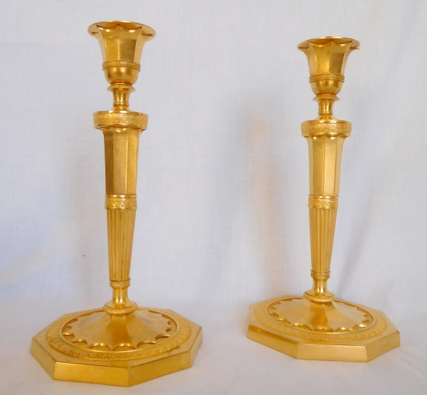 Ravrio : paire de bougeoirs en bronze ciselé et doré d'époque Directoire