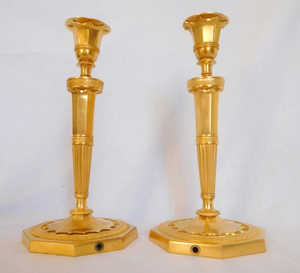 Ravrio : paire de bougeoirs en bronze ciselé et doré d'époque Directoire