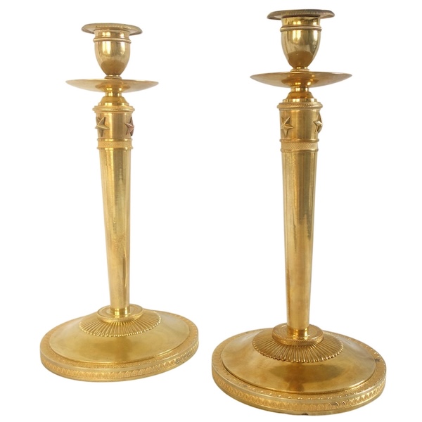 Claude Galle - paire de flambeaux bougeoirs aux étoiles d'époque Empire, bronze doré au mercure