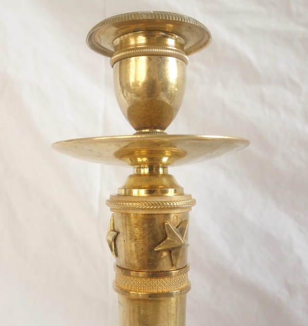 Claude Galle - paire de flambeaux bougeoirs aux étoiles d'époque Empire, bronze doré au mercure