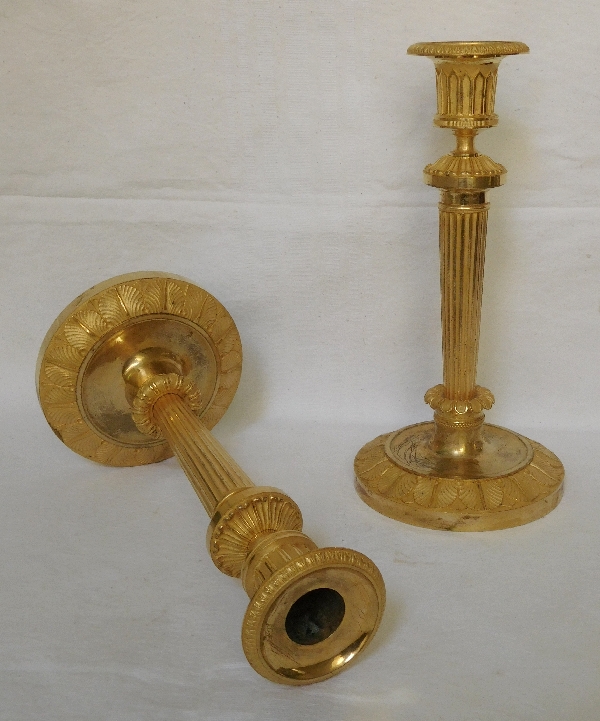 Claude Galle : paire de bougeoirs Empire en bronze doré au mercure, modèle du Château de Fontainebleau