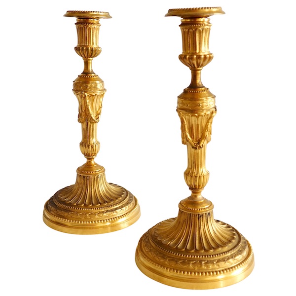 Paire de bougeoirs de style Louis XVI en bronze richement ciselé et doré - XIXe siècle