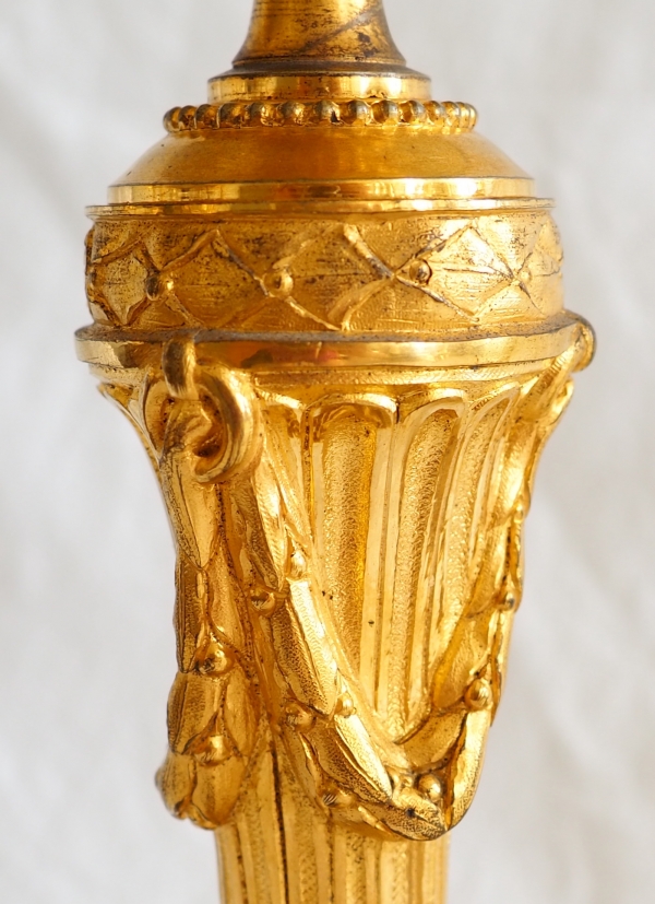 Paire de bougeoirs de style Louis XVI en bronze richement ciselé et doré - XIXe siècle