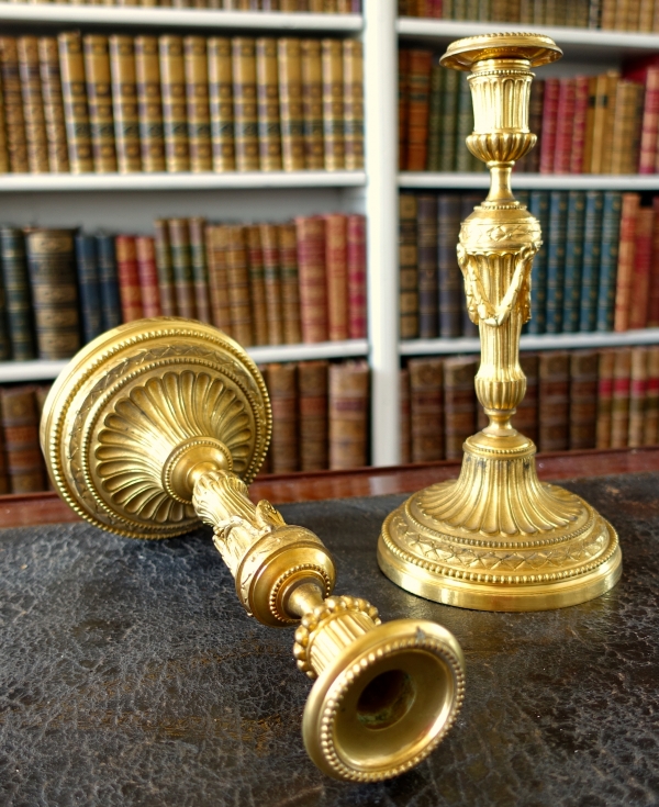 Paire de bougeoirs de style Louis XVI en bronze richement ciselé et doré - XIXe siècle