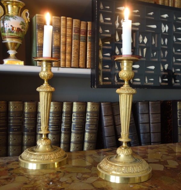 Paire de bougeoirs flambeaux Louis XVI, bronze finement ciselé & doré au mercure - Galle / Ravrio