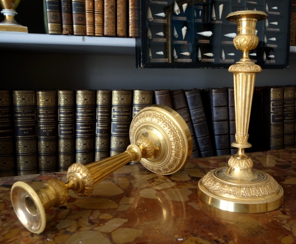 Paire de bougeoirs flambeaux Louis XVI, bronze finement ciselé & doré au mercure - Galle / Ravrio