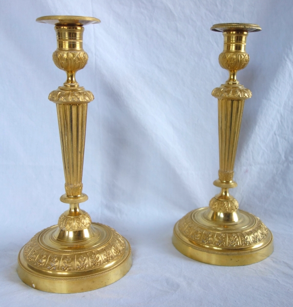 Paire de bougeoirs flambeaux Louis XVI, bronze finement ciselé & doré au mercure - Galle / Ravrio