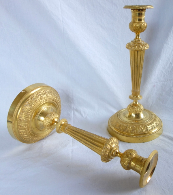 Paire de bougeoirs flambeaux Louis XVI, bronze finement ciselé & doré au mercure - Galle / Ravrio