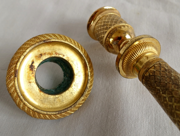 Paire de bougeoirs flambeaux en bronze ciselé et doré au mercure, époque Empire Restauration