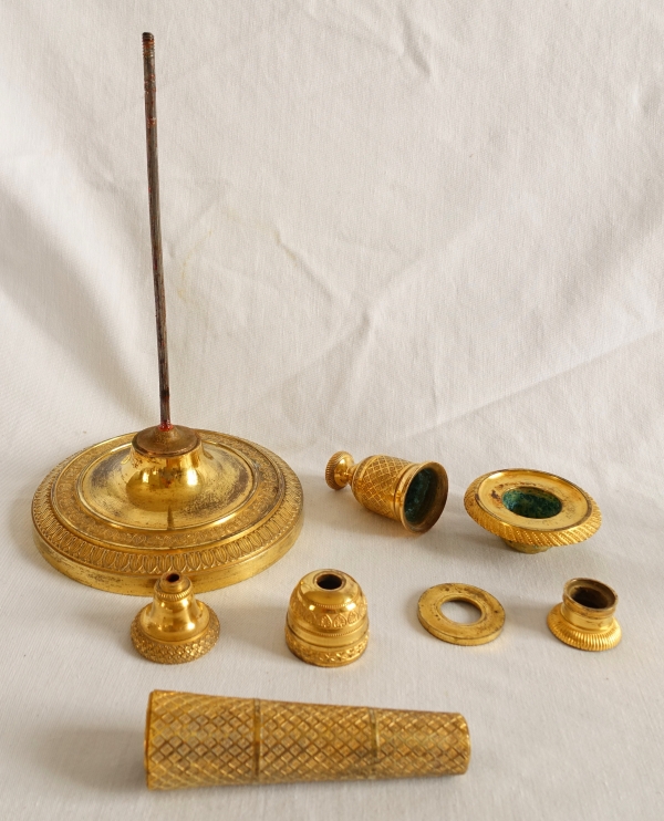 Paire de bougeoirs flambeaux en bronze ciselé et doré au mercure, époque Empire Restauration