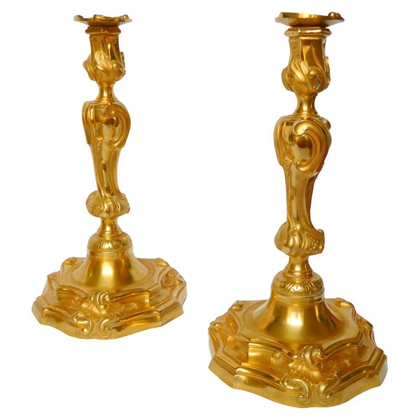 Paire de bougeoirs / flambeaux de style Louis XV en bronze ciselé & doré à l'or fin d'après Meissonnier