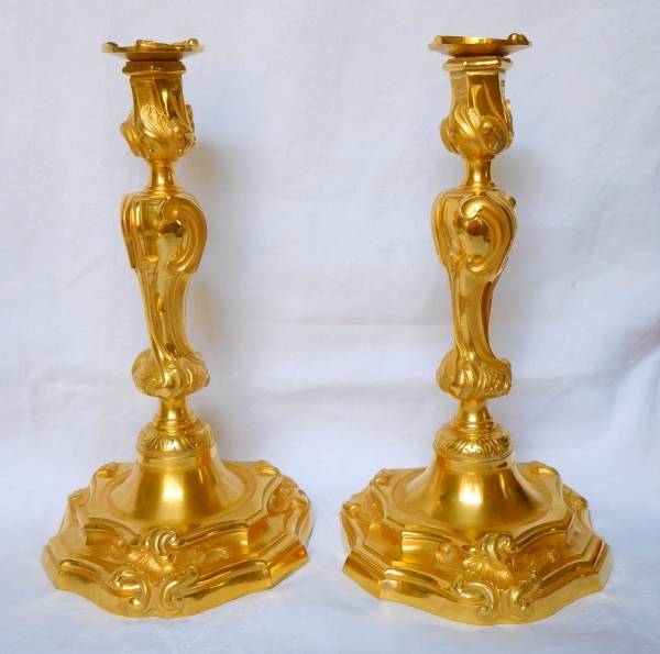 Paire de bougeoirs / flambeaux de style Louis XV en bronze ciselé & doré à l'or fin d'après Meissonnier